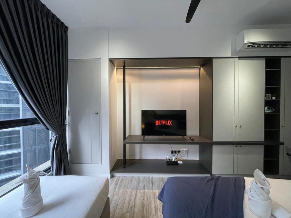 Bed, TV and multimedia, Photo of the whole room, Bedroom, wardrobe, air conditioner