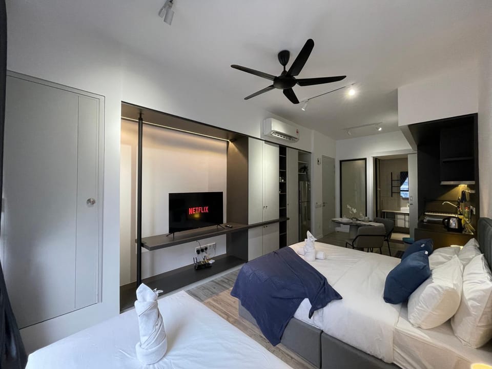 Bed, TV and multimedia, Living room, Photo of the whole room, Seating area, Bedroom, fireplace