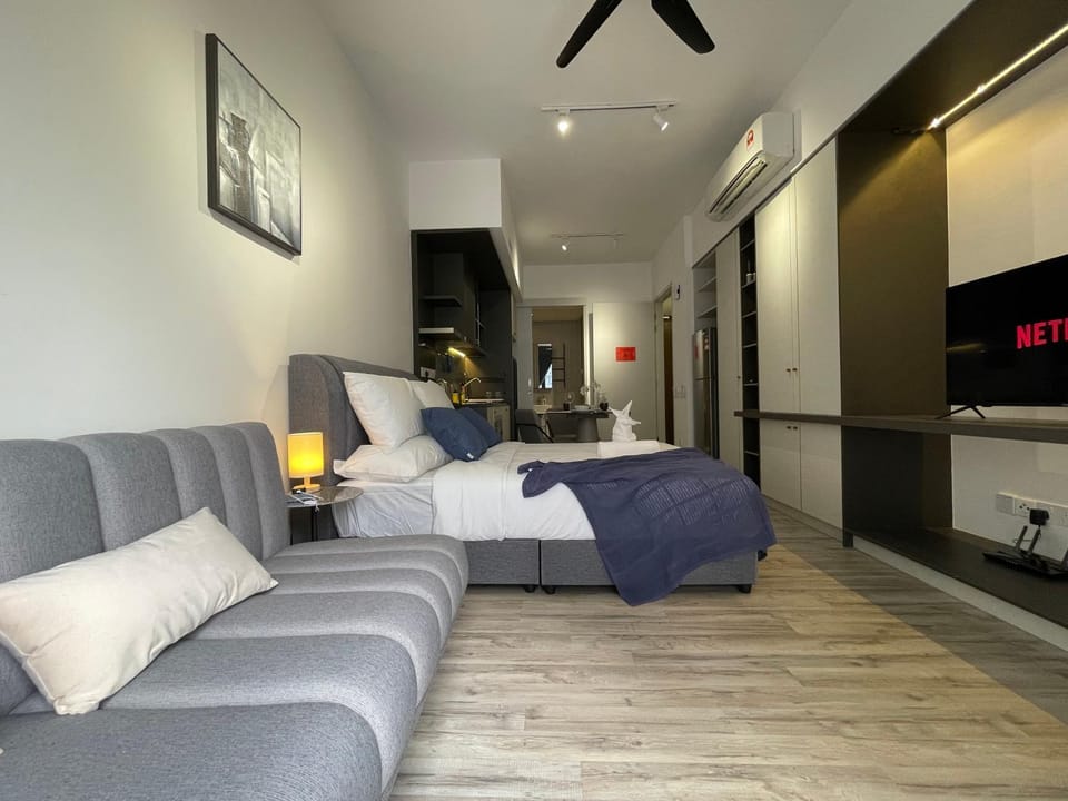 Communal lounge/ TV room, Bed, TV and multimedia, Living room, Photo of the whole room, Seating area, Evening entertainment, Bedroom, fireplace, air conditioner