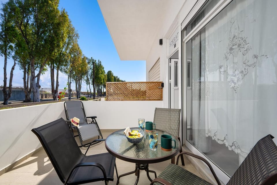 Day, View (from property/room), Balcony/Terrace, Living room, Seating area, Dining area