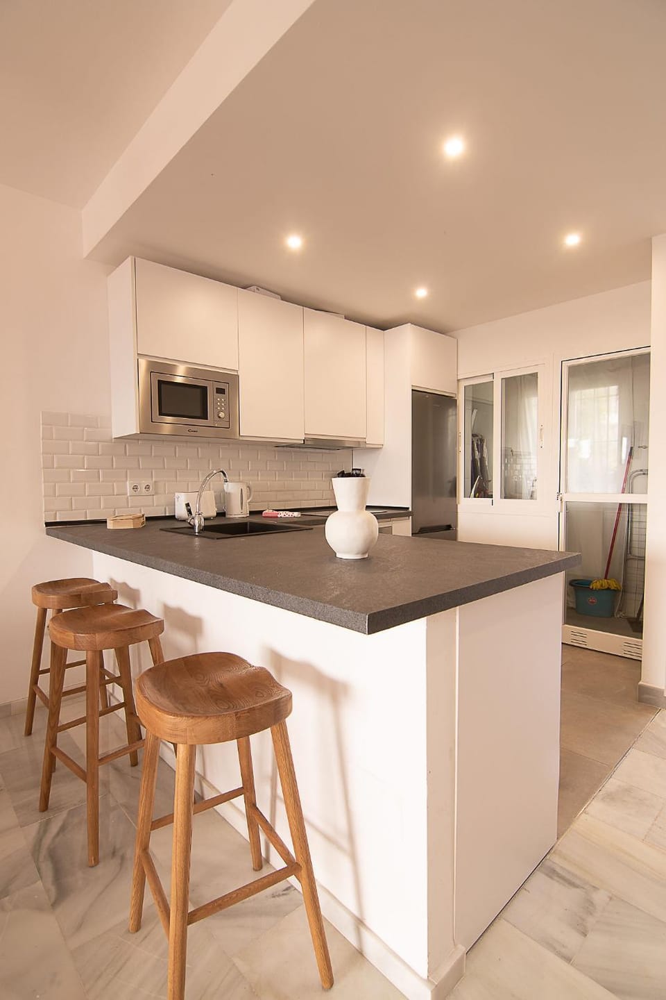 Kitchen or kitchenette, dishwasher, minibar, stove