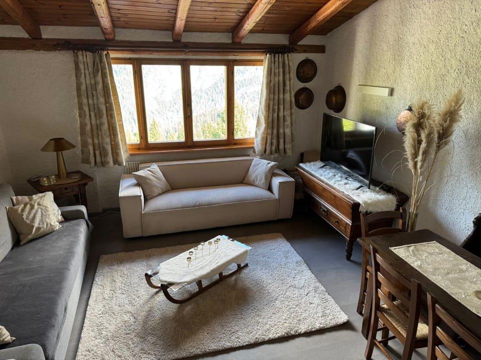 Communal lounge/ TV room, Bed, TV and multimedia, Living room, Seating area