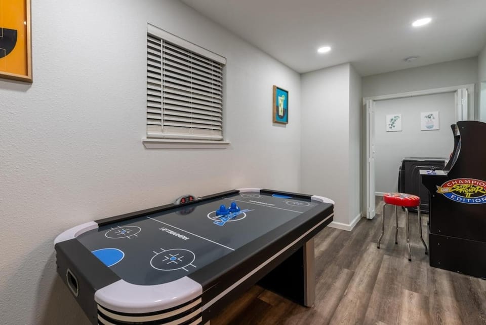 Luxurious home with Hot tub & Tree Deck by 6Flags House in San Antonio