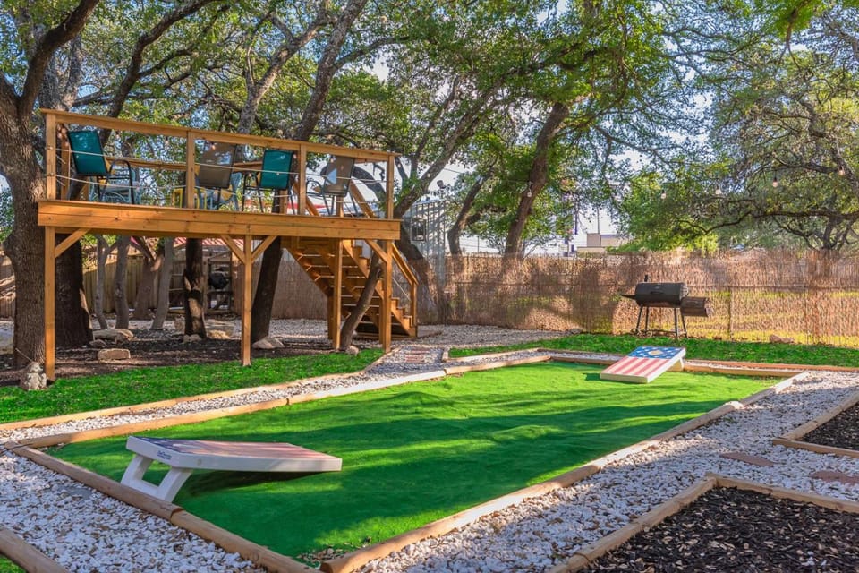 Luxurious home with Hot tub & Tree Deck by 6Flags House in San Antonio