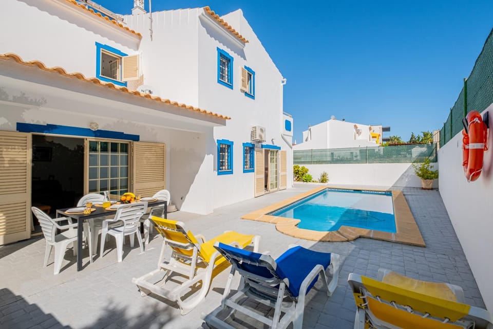 Property building, Patio, Day, Pool view, Swimming pool, sunbed