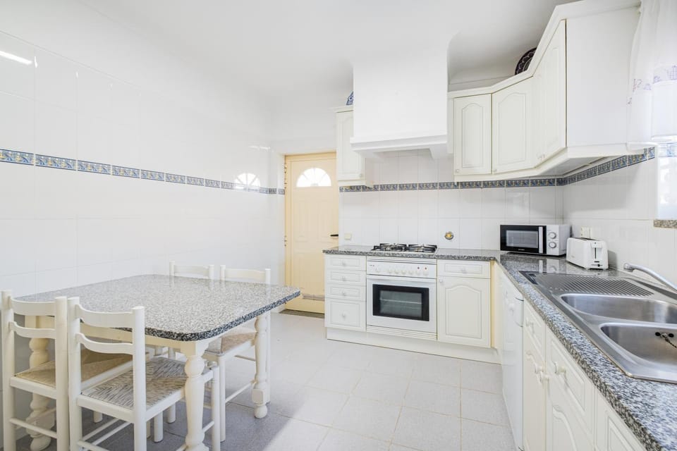 Kitchen or kitchenette, Dining area, dishwasher, oven, stove, toaster, kitchen