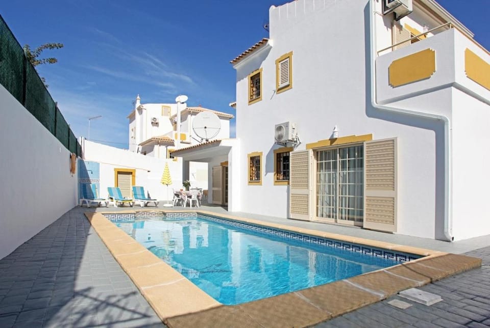Property building, Patio, Day, Pool view, Swimming pool, sunbed