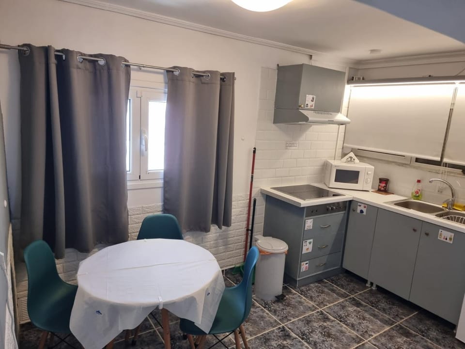 Coffee/tea facilities, Dining area, microwave, stove, kitchen