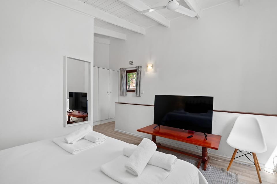 Bed, TV and multimedia, Bedroom