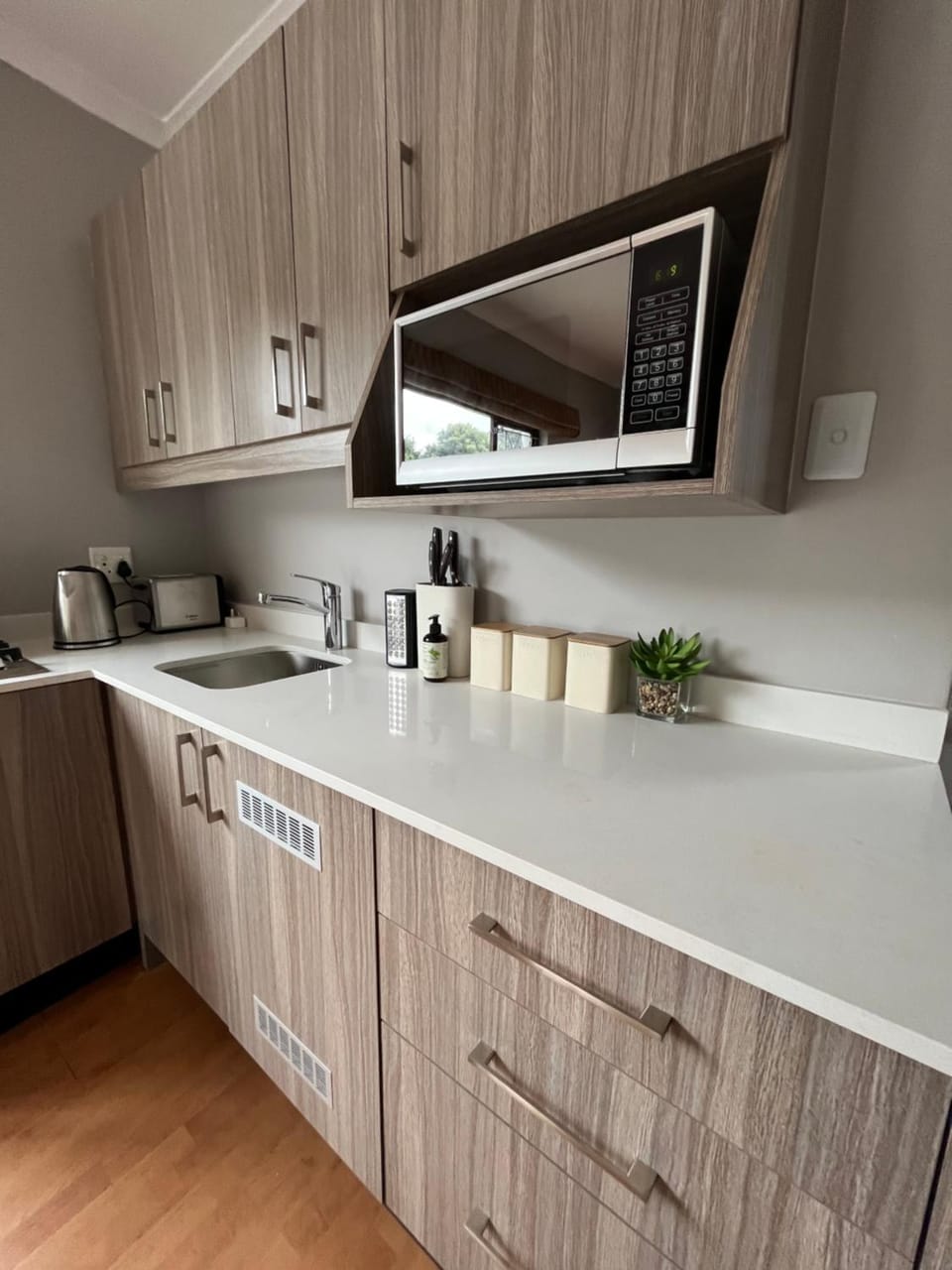 Kitchen or kitchenette, minibar