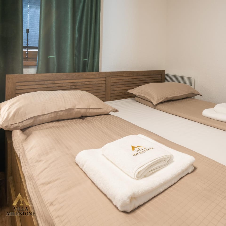 Bed, Bedroom, towels