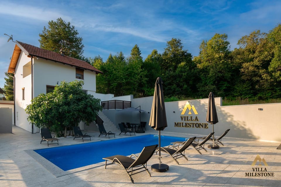 Day, Natural landscape, Pool view, Swimming pool, sunbed