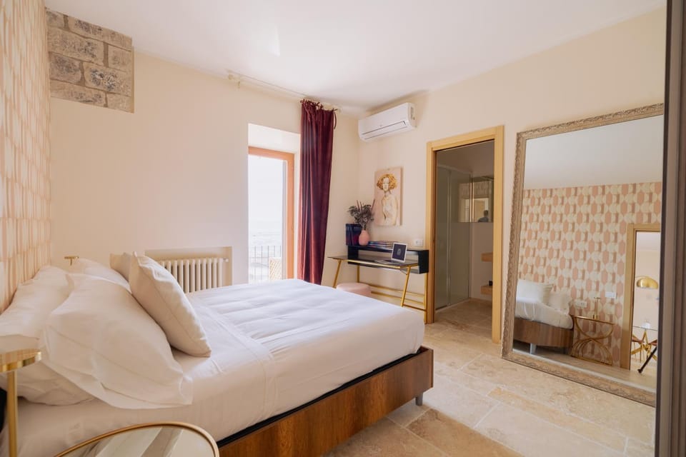 Bed, Photo of the whole room, Seating area, Bedroom, wardrobe, air conditioner