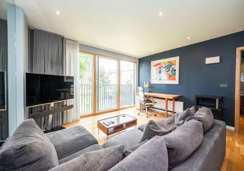 Communal lounge/ TV room, TV and multimedia, Living room, Seating area, Evening entertainment
