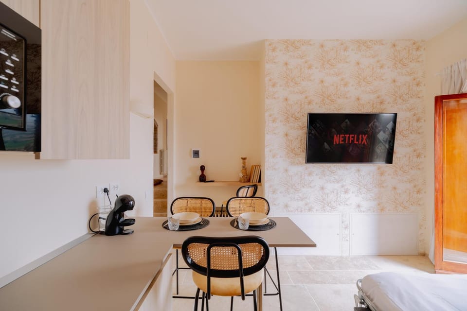 Bed, TV and multimedia, Coffee/tea facilities, Kitchen or kitchenette, Living room, Seating area, Dining area, minibar