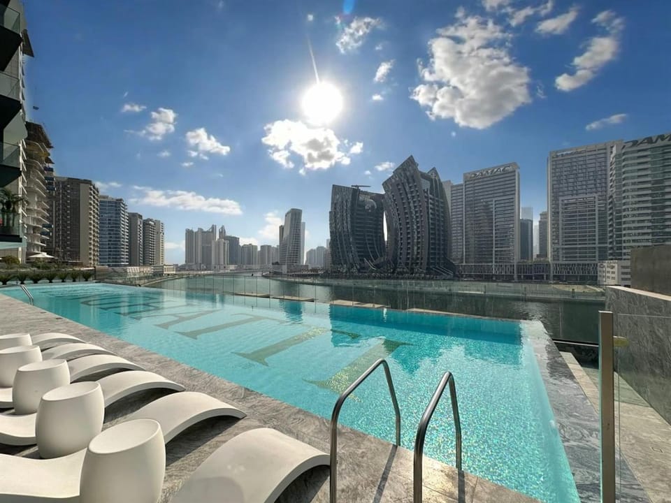 Trophy Sunny Honey Suite Canal View & Infinty Pool Apartment in Dubai