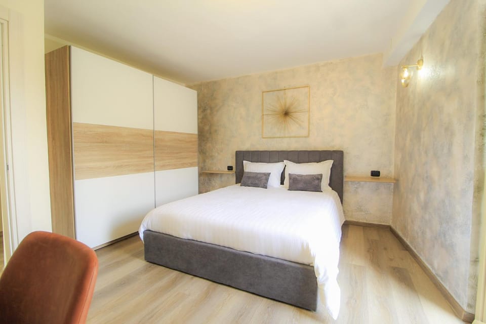 Bed, Photo of the whole room, wardrobe