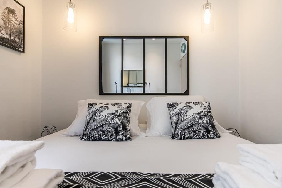 Bed, Decorative detail, towels