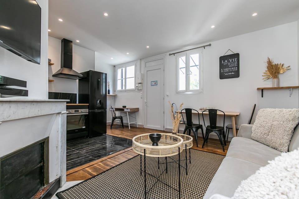 TV and multimedia, Kitchen or kitchenette, Living room, Seating area, Dining area, pet friendly, stove