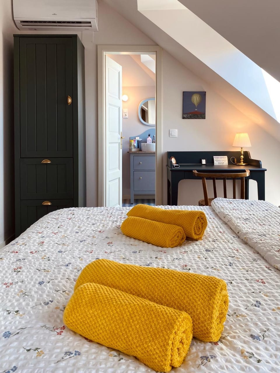 Bed, Bedroom, towels