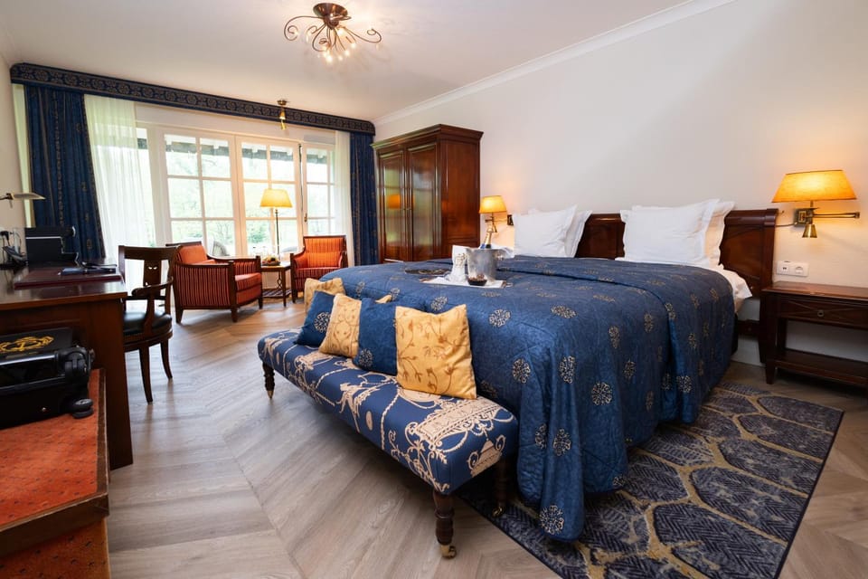 Bed, Seating area, Bedroom
