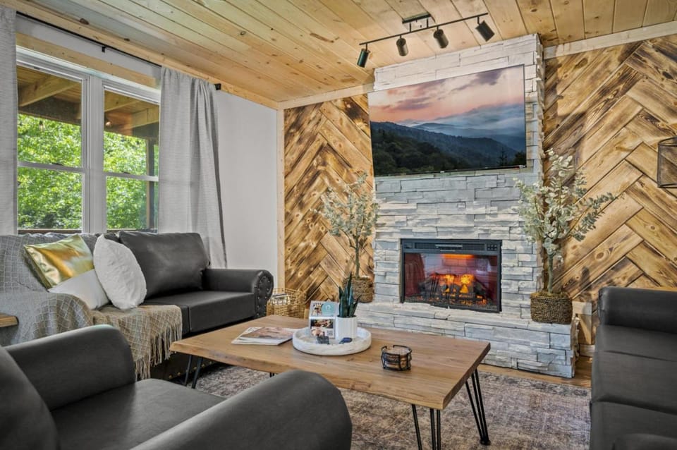 Hidden Forest Spa Sauna Nature Secluded 93 acres House in Sevier County