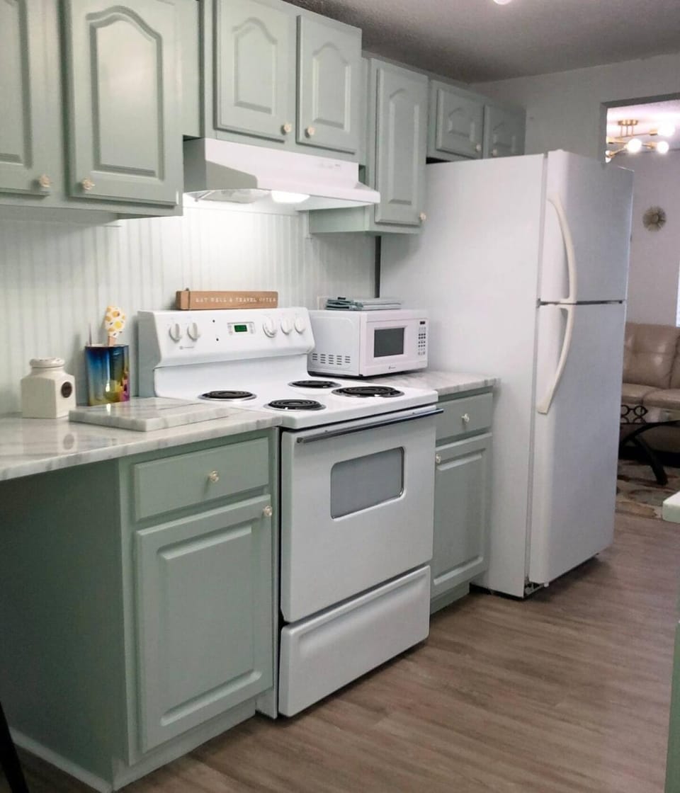 Quiet-Clean-Cottage-Dogs Kitchen House in Tallahassee