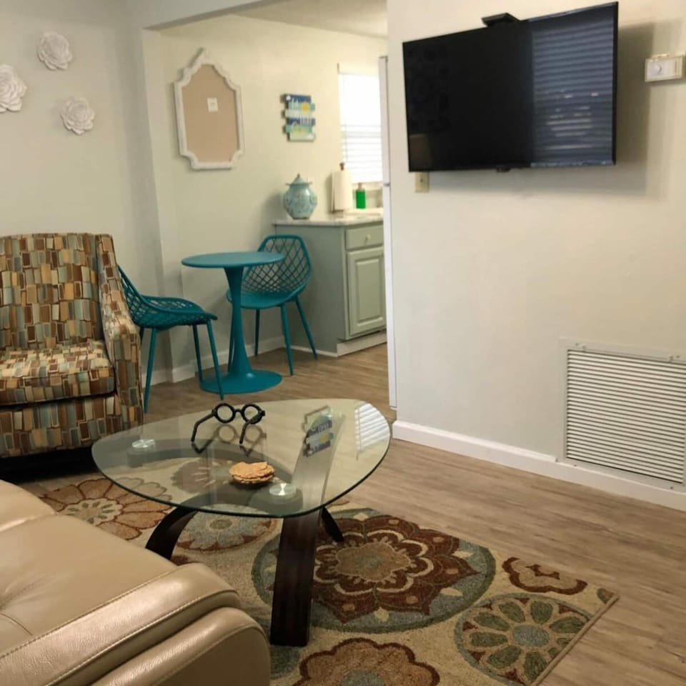 Quiet-Clean-Cottage-Dogs Kitchen House in Tallahassee