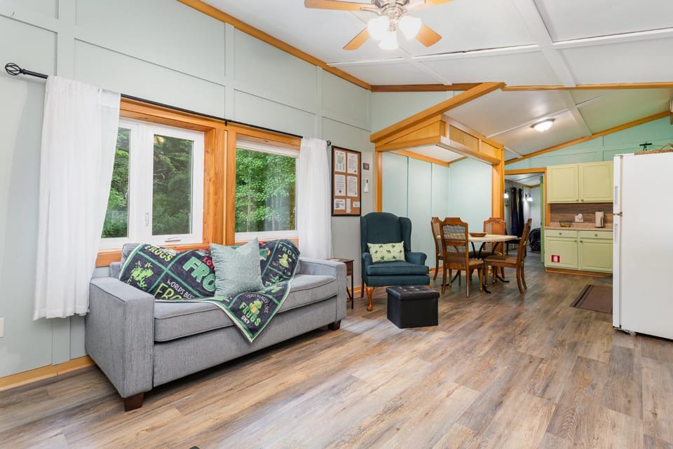 Living room, Dining area, pet friendly