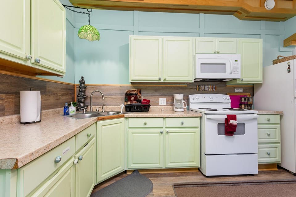 Coffee/tea facilities, Kitchen or kitchenette, microwave, oven, stove, kitchen