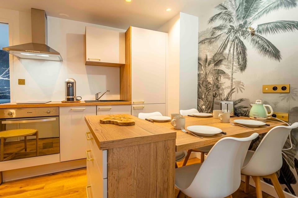 Kitchen or kitchenette, Dining area, pet friendly, stove