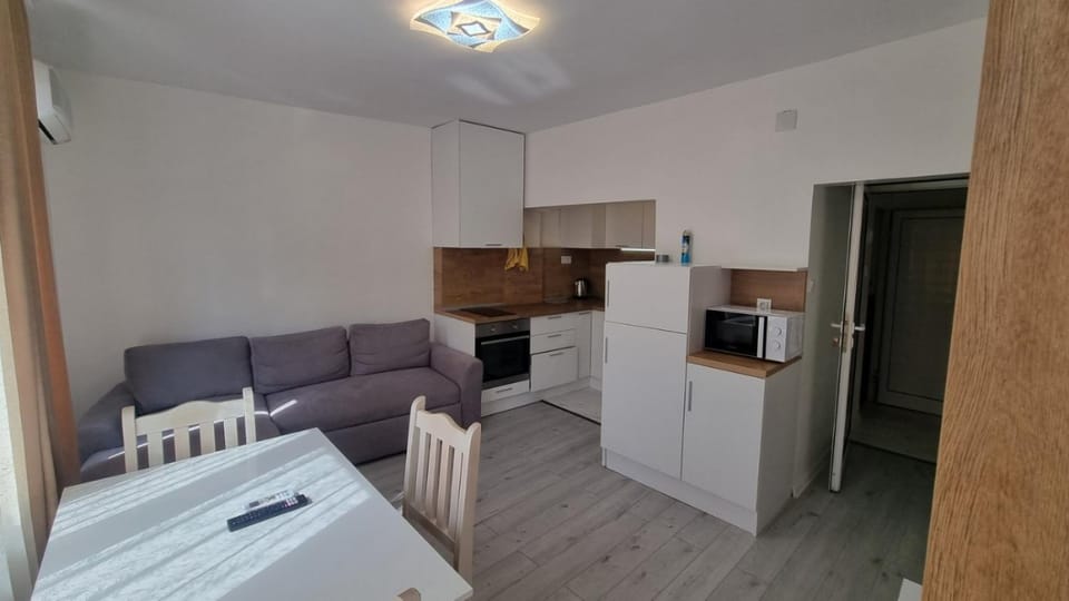 Kitchen or kitchenette, Seating area, Dining area