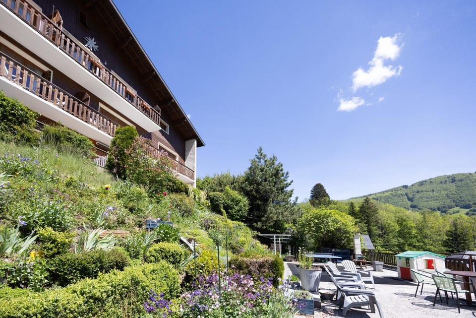 Property building, Balcony/Terrace, Living room