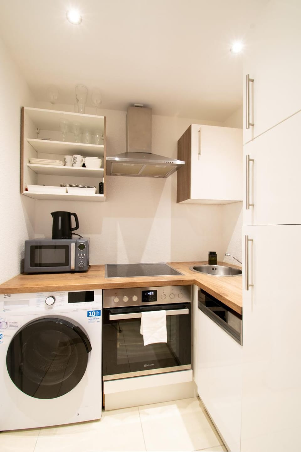 Coffee/tea facilities, Kitchen or kitchenette, dishwasher, microwave, oven, stove, toaster