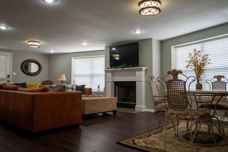 Communal lounge/ TV room, TV and multimedia, Living room, Seating area, flat iron