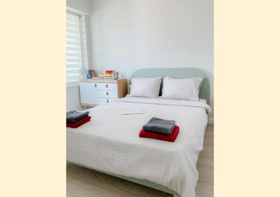 Bed, Photo of the whole room, Bedroom, towels