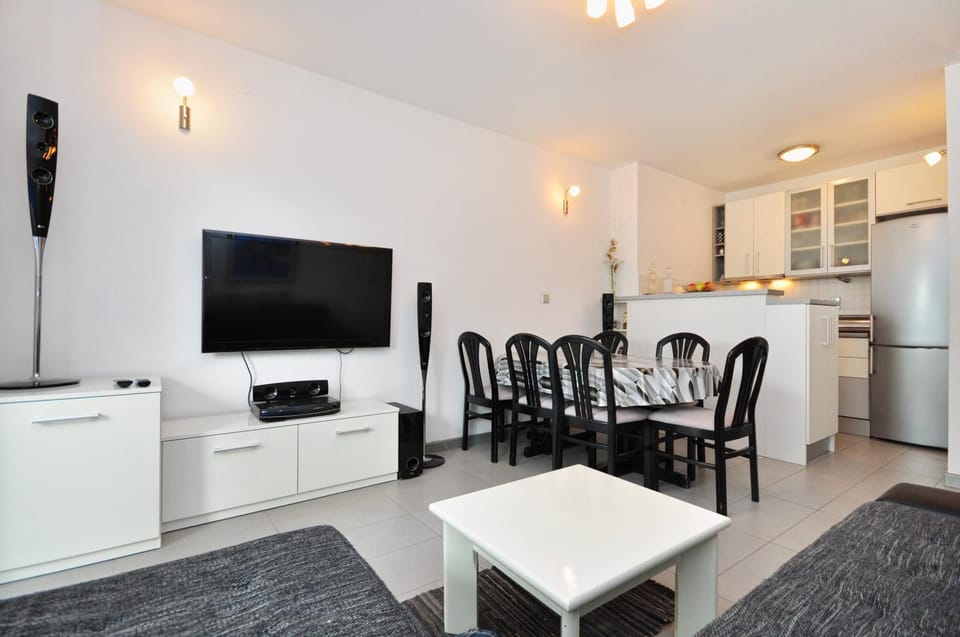 TV and multimedia, Kitchen or kitchenette, Seating area, Dining area