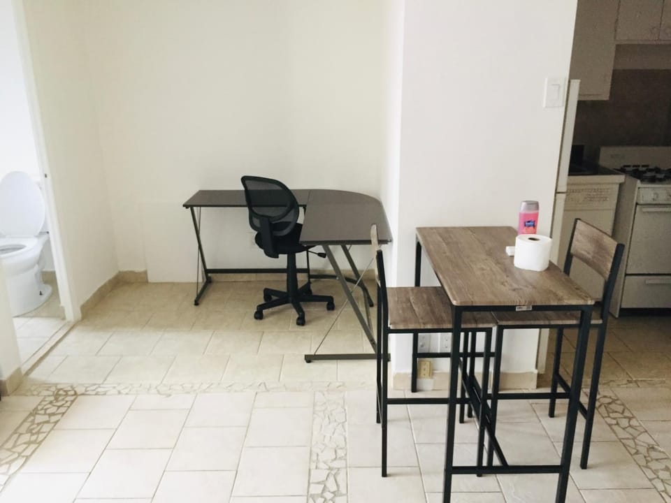 Stylish Montreal Apartment: Comfortable Stay in the Golden Square Mile Apartment in Montreal