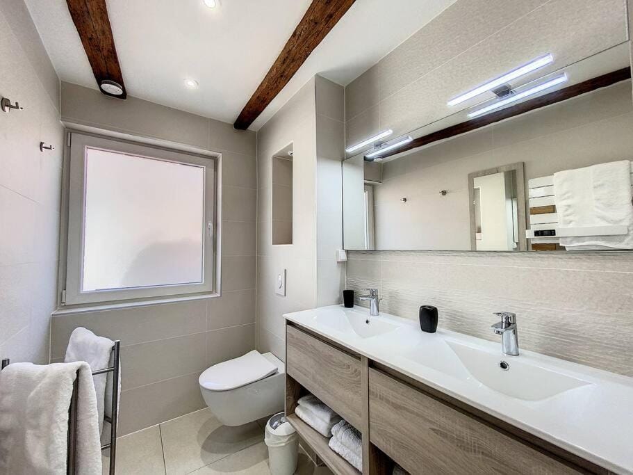 Shower, Toilet, Bathroom, towels