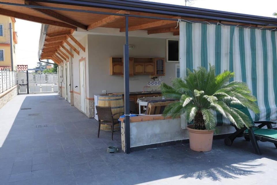 Property building, Patio, Day, Balcony/Terrace, Dining area
