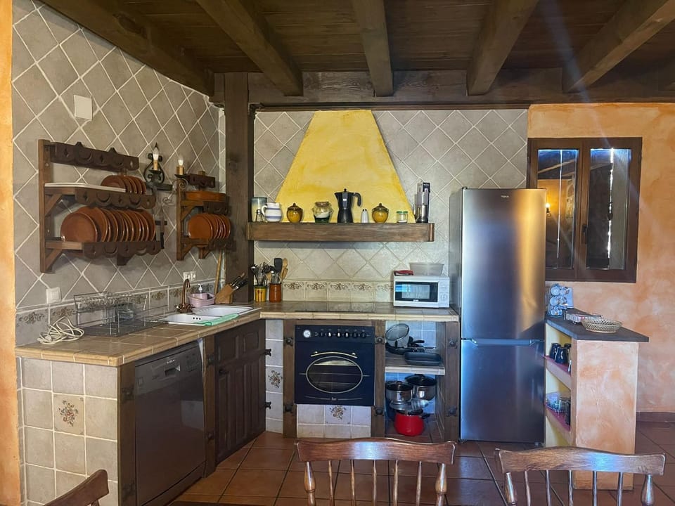 Coffee/tea facilities, Kitchen or kitchenette, oven, pet friendly, stove