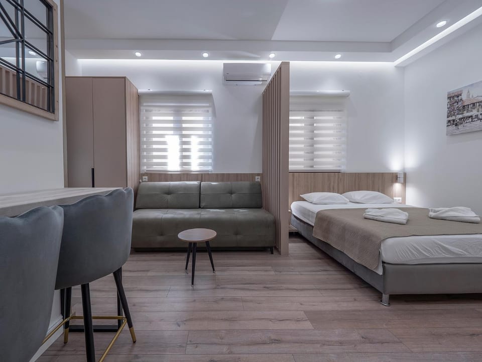 Bed, Living room, Photo of the whole room, Seating area, Bedroom, air conditioner