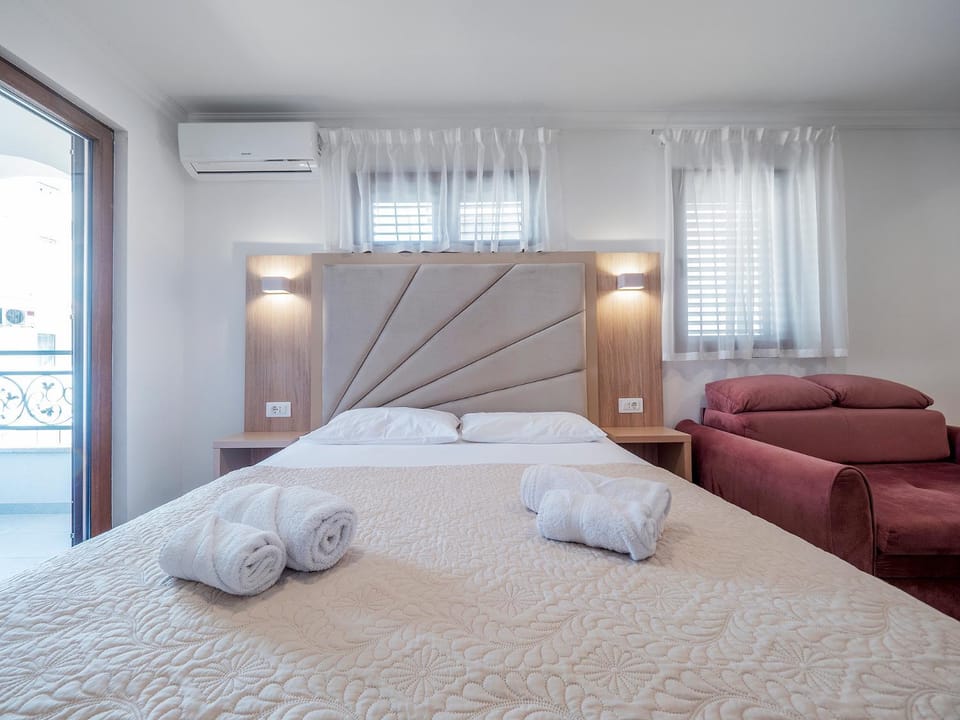 Bed, Seating area, air conditioner