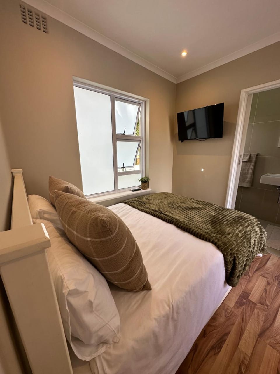 Bed, TV and multimedia, Bedroom