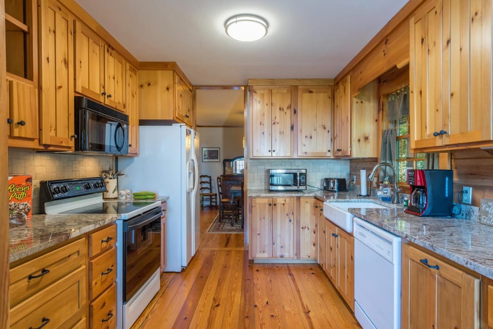 Christmas Tree Cabin Secluded Asheville Area Log Cabin with a View! Cabin in Buncombe County