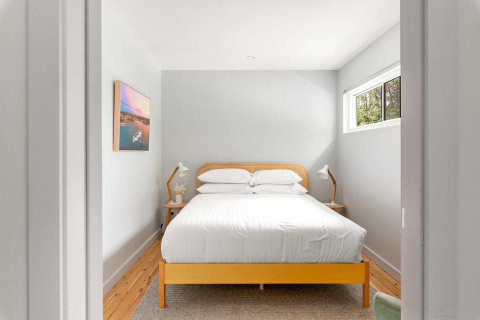 Modern 1-Bed Pad Minutes Away from Coogee Beach House in Sydney