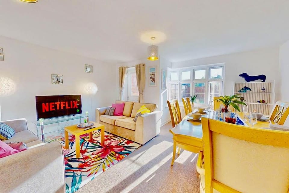Communal lounge/ TV room, TV and multimedia, Living room, Seating area, Dining area