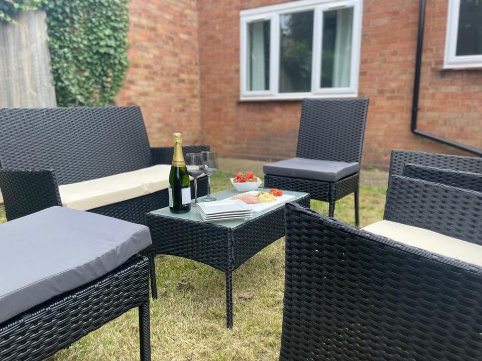 Garden, Food and drinks, Seating area, Dining area, Garden view, Drinks, Alcoholic drinks
