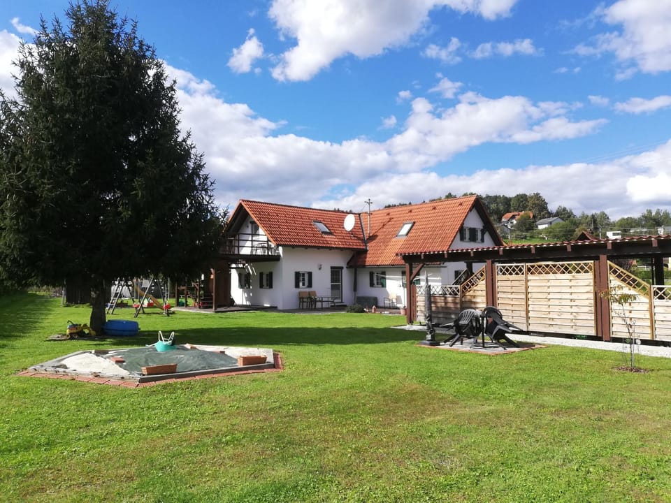 Property building, Day, Garden, Garden, Garden view