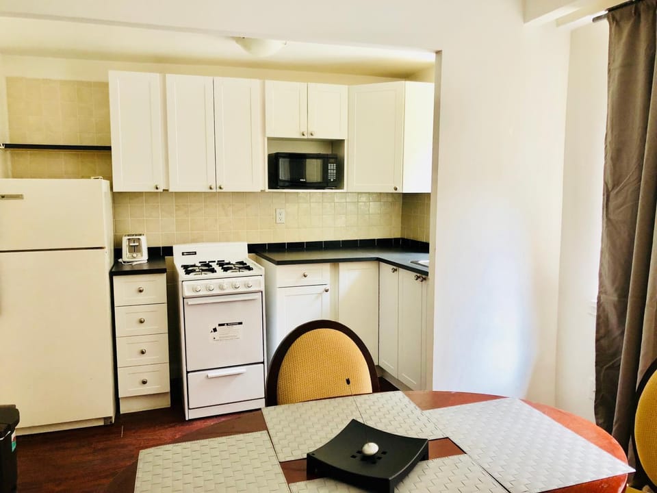 Kitchen or kitchenette, pet friendly, stove